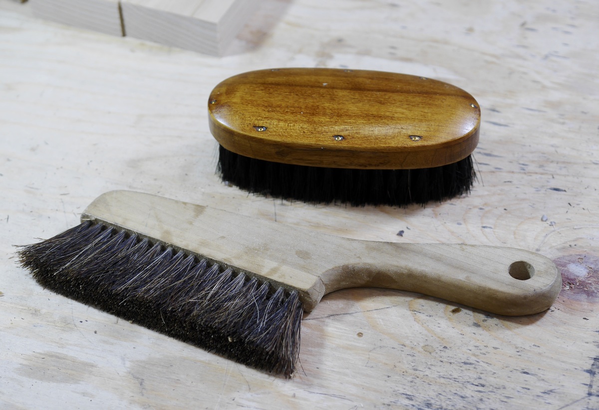 栗材で製作した枝付きブラシと単体ブラシ