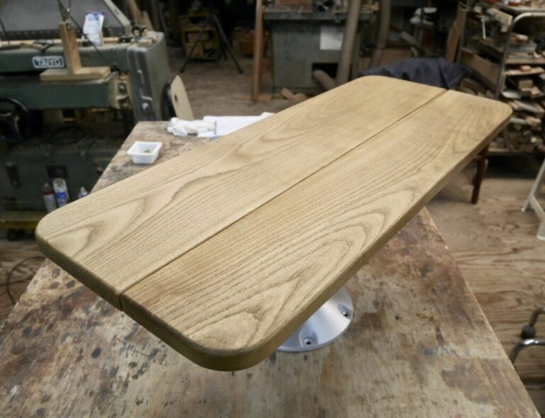 ボートの船室に折り畳み式テーブル