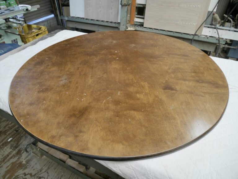 今回は丸テーブルの天板のリペア