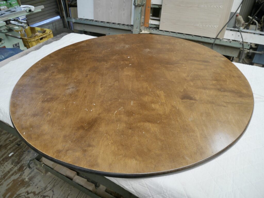 今回は丸テーブルの天板のリペア
